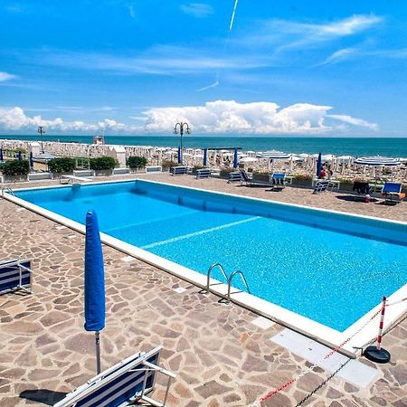Sea View Apartment With Swimming Pool Lido di Jesolo Eksteriør billede