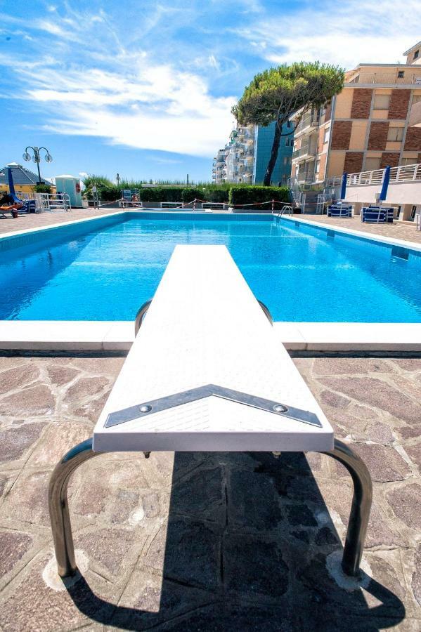 Sea View Apartment With Swimming Pool Lido di Jesolo Eksteriør billede
