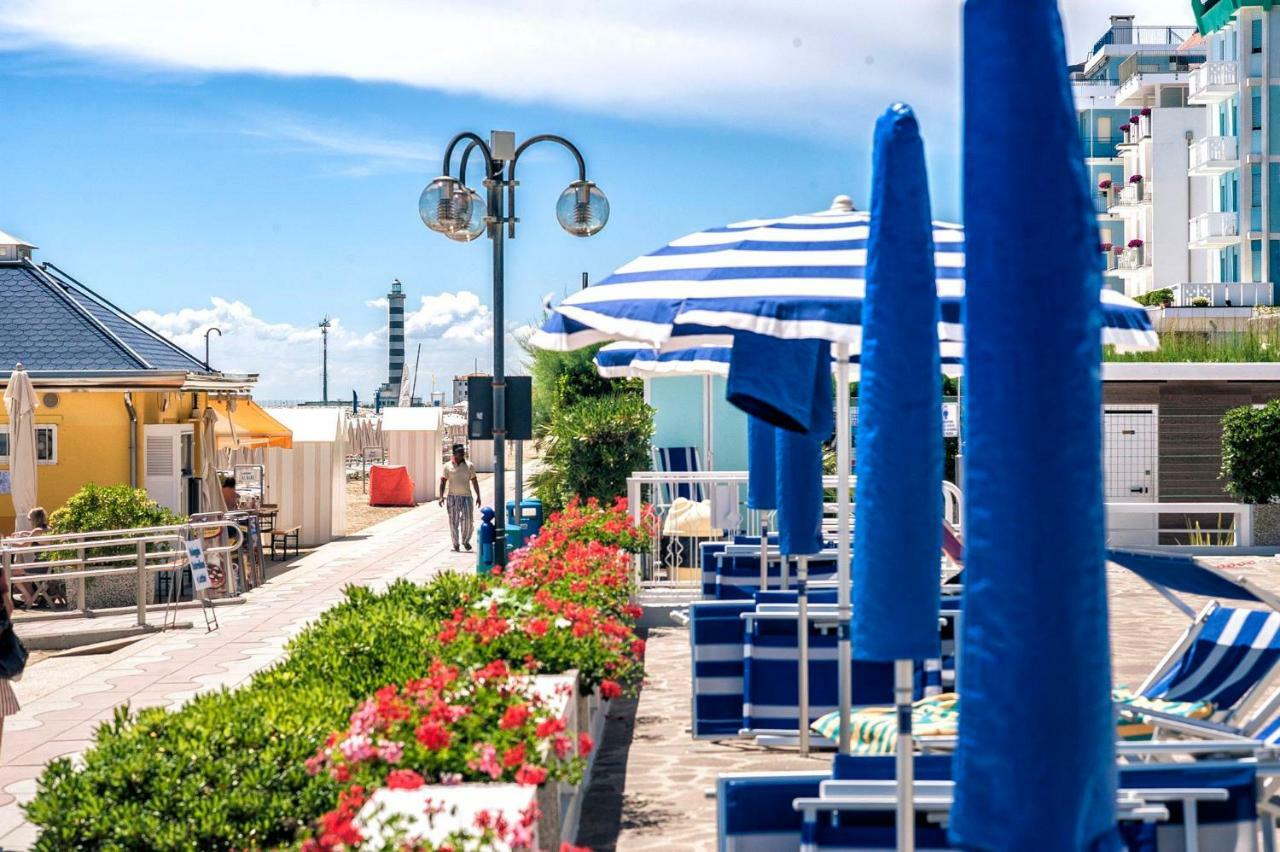 Sea View Apartment With Swimming Pool Lido di Jesolo Eksteriør billede