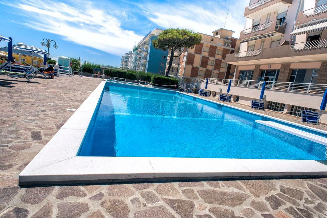 Sea View Apartment With Swimming Pool Lido di Jesolo Eksteriør billede
