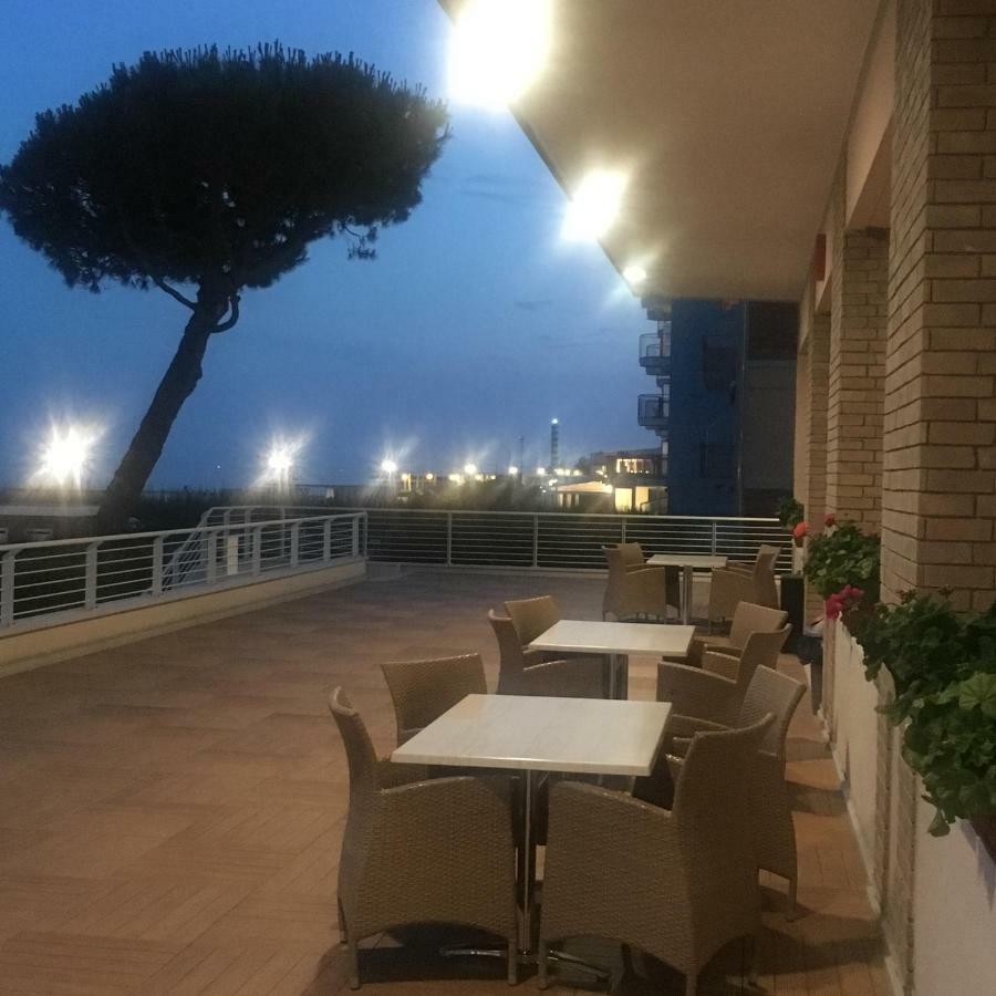 Sea View Apartment With Swimming Pool Lido di Jesolo Eksteriør billede