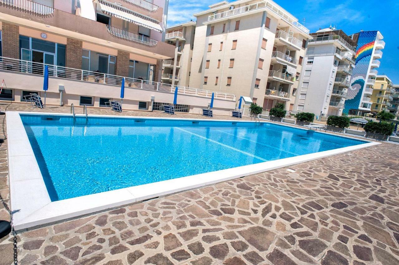 Sea View Apartment With Swimming Pool Lido di Jesolo Eksteriør billede