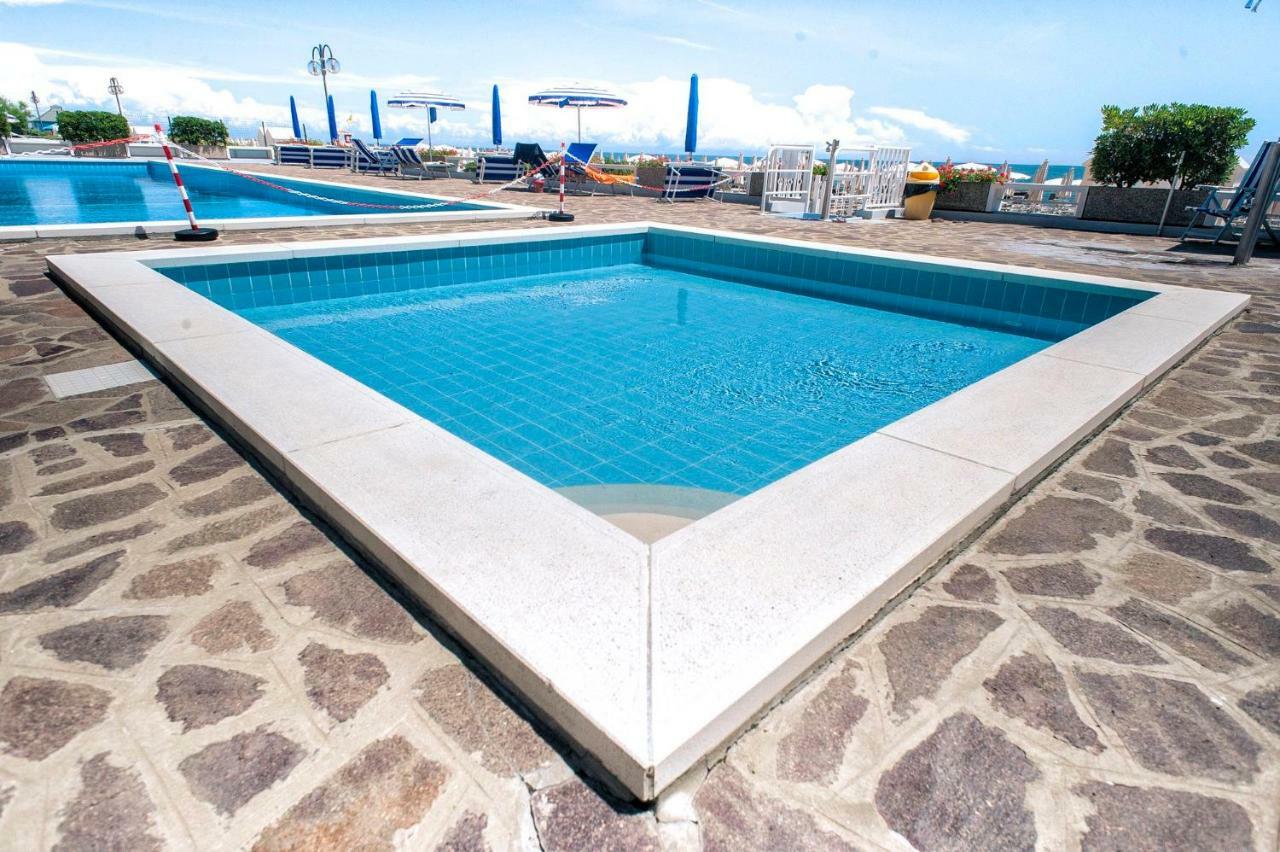 Sea View Apartment With Swimming Pool Lido di Jesolo Eksteriør billede