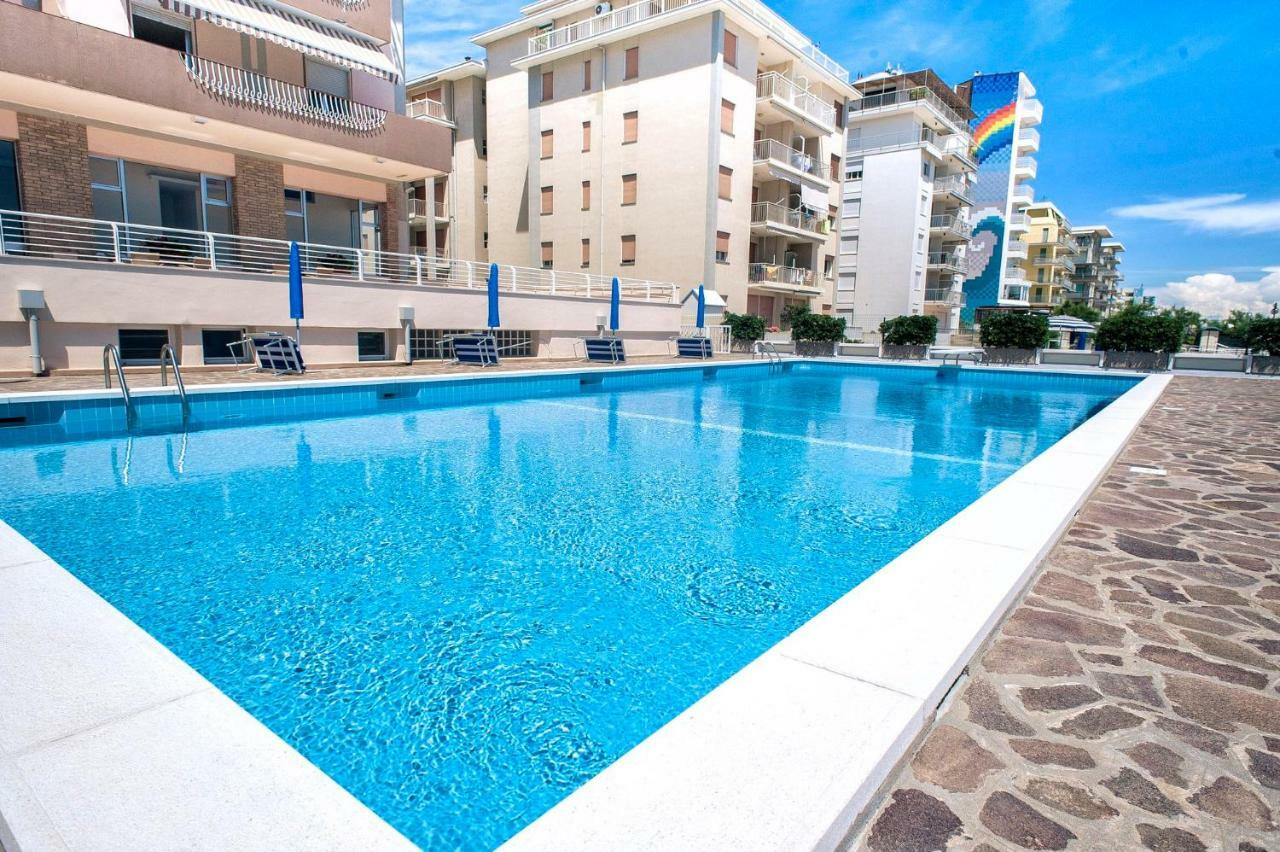 Sea View Apartment With Swimming Pool Lido di Jesolo Eksteriør billede