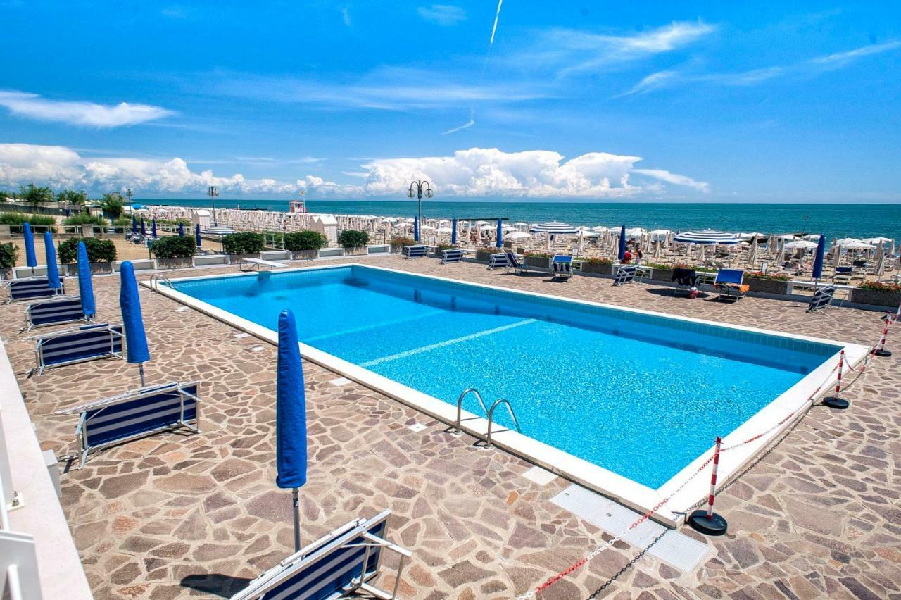 Sea View Apartment With Swimming Pool Lido di Jesolo Eksteriør billede