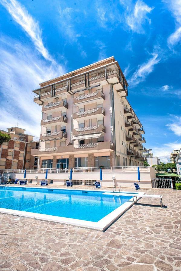 Sea View Apartment With Swimming Pool Lido di Jesolo Eksteriør billede
