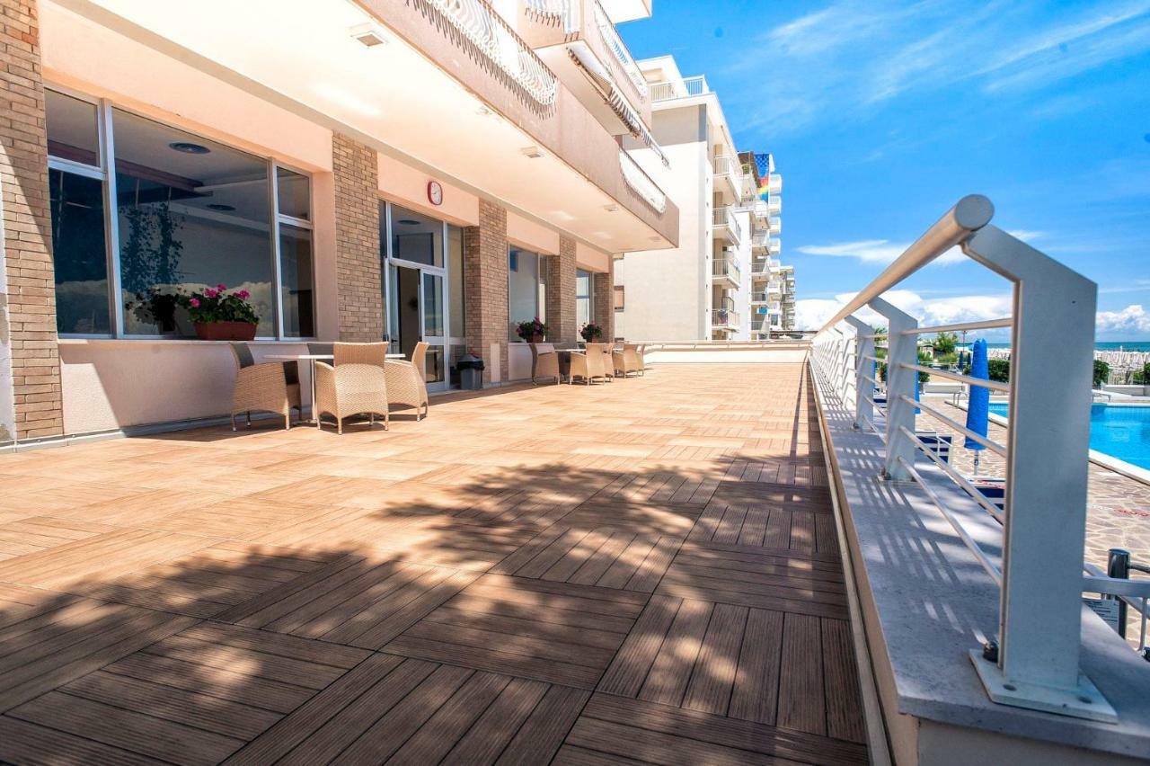 Sea View Apartment With Swimming Pool Lido di Jesolo Eksteriør billede