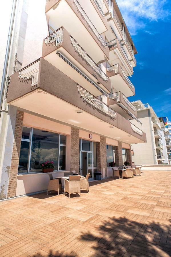 Sea View Apartment With Swimming Pool Lido di Jesolo Eksteriør billede